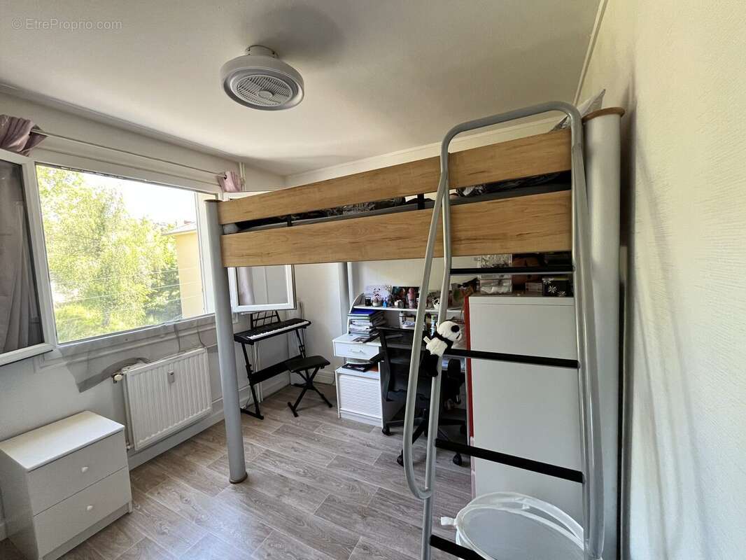 Chambre 3 - Appartement à JASSANS-RIOTTIER