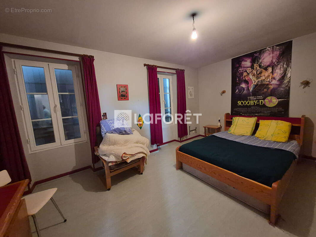 Ensemble immobilier avec maison en pierre, vastes dépendances et jardin. - photo 4