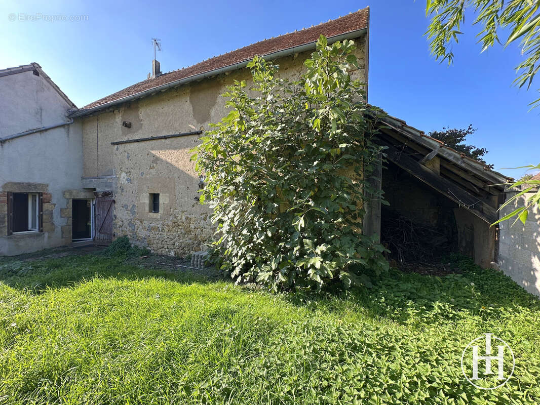 Maison à MONTLEVICQ