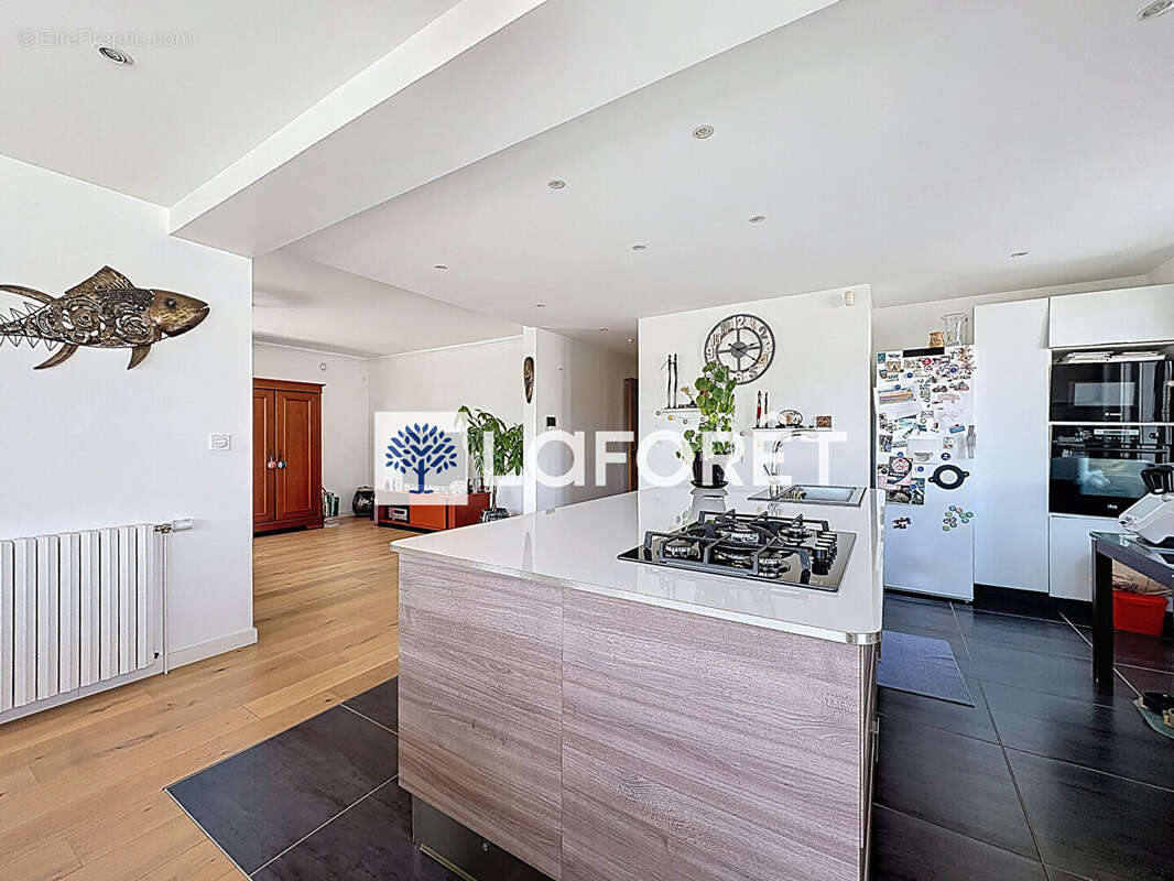 Maison coeur village de Tramoyes de 232,49m² et son terrain avec piscine de 942m² - photo 2