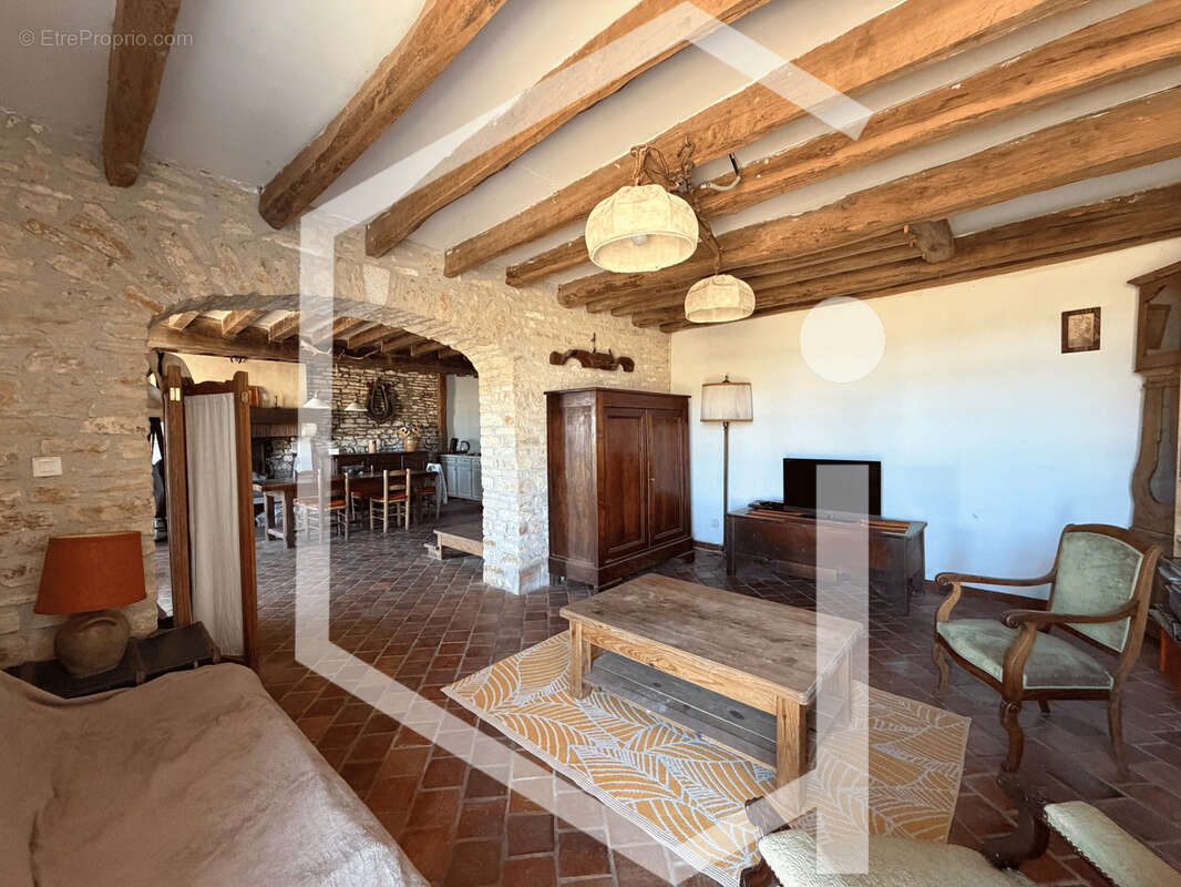 Maison de charme avec dépendances et terrain clos - photo 5