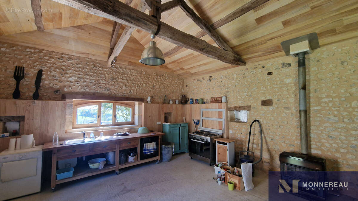 Maison à MONTMOREAU-SAINT-CYBARD