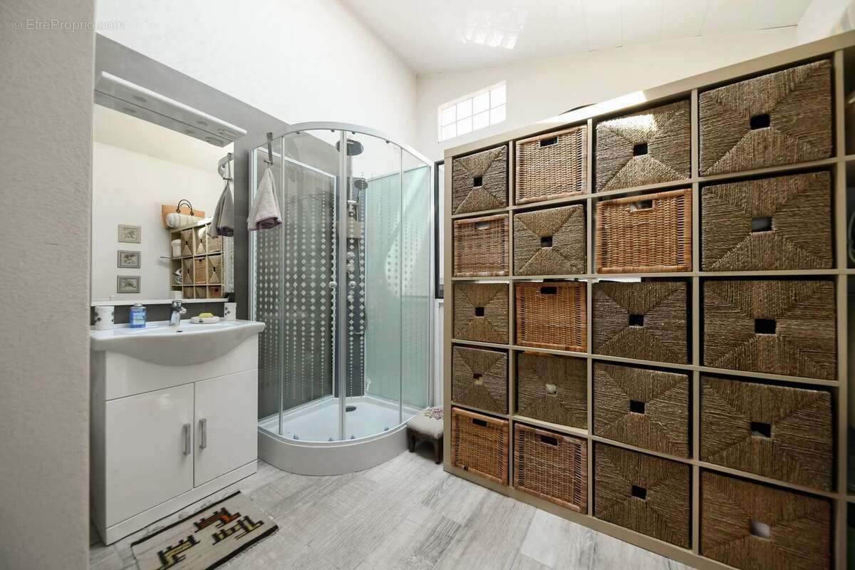 Maison méridionale de plain-pied de 167 m² avec jardin et piscine à 3.5 km du centre d’Uzès - photo 13