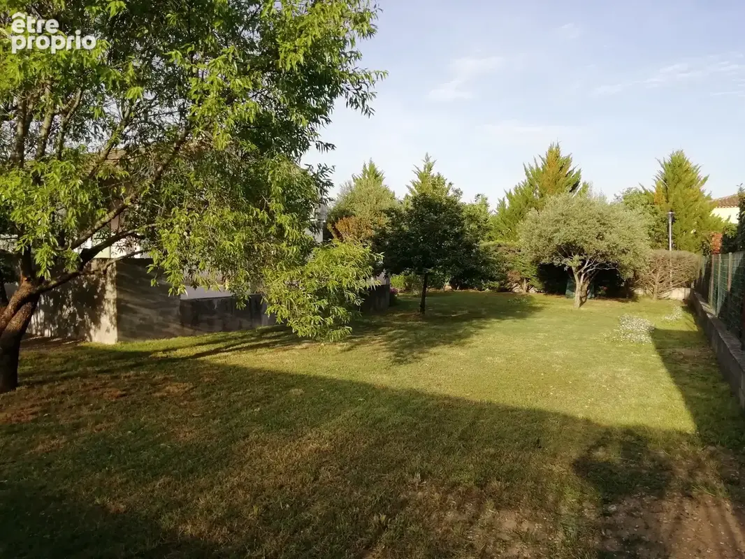 Maison de plain-pied avec jardin arboré, terrasse et dépendance - photo 3
