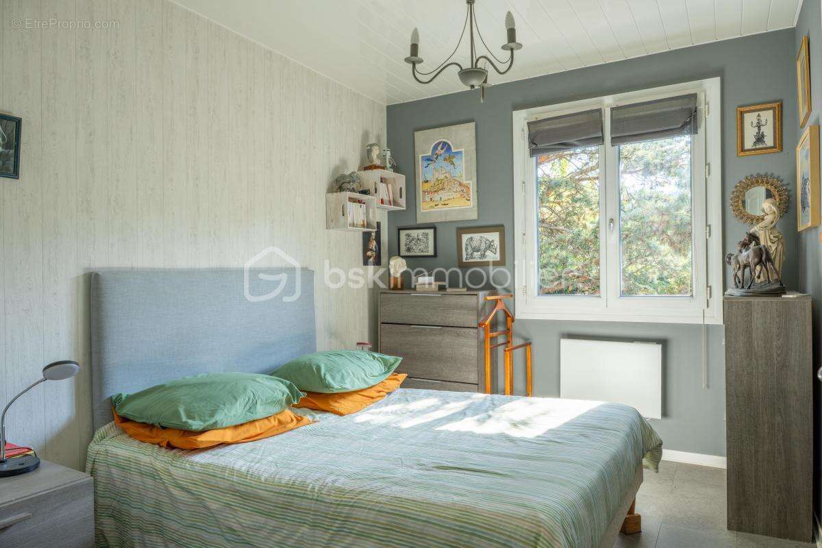 Maison Familiale de 125m² sur les hauteurs de Renage, au calme, dans un cadre verdoyant ! - photo 12