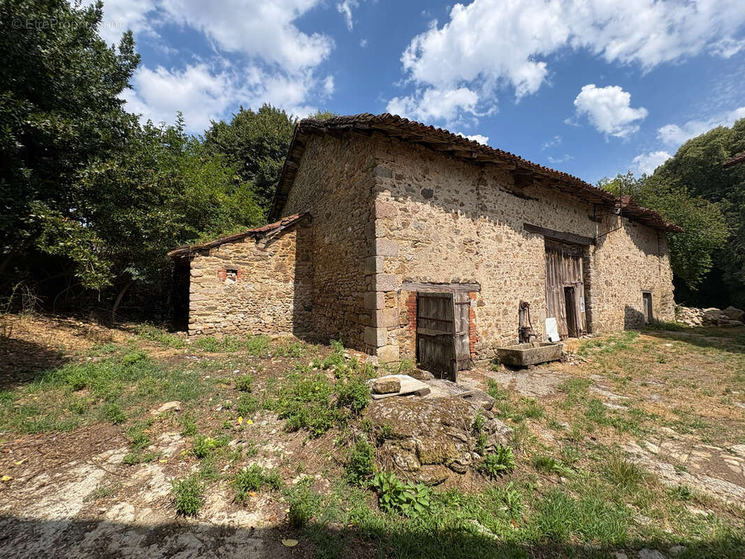 Ensemble de bâtiments à rénover et terrain sur la commune de St Martin Terressus - photo 16