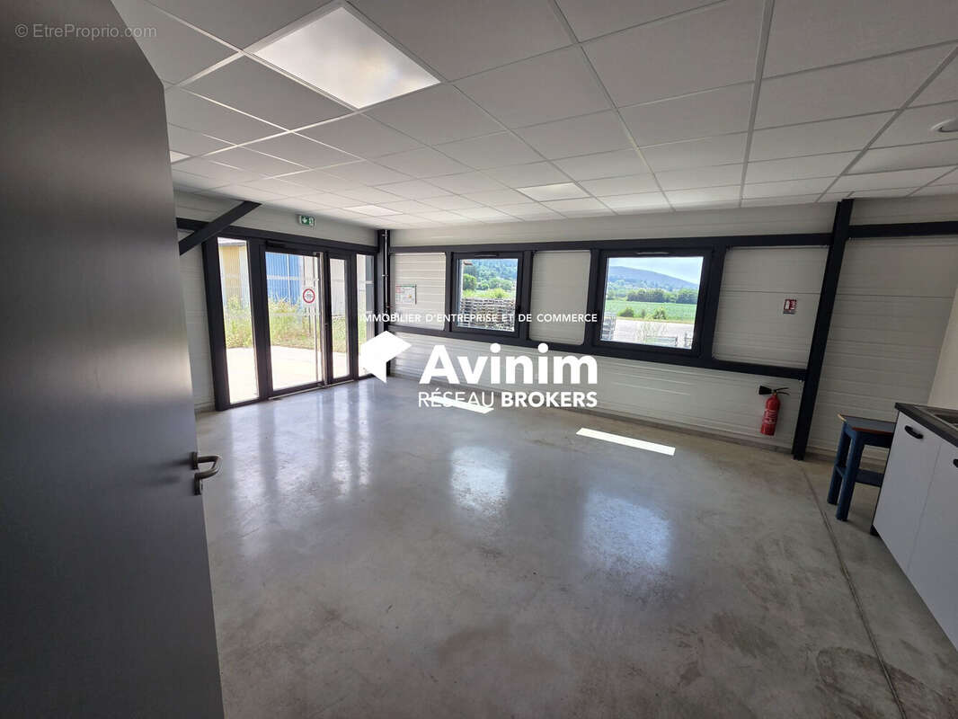 Commerce 1146 m² à Arbent  - photo 9