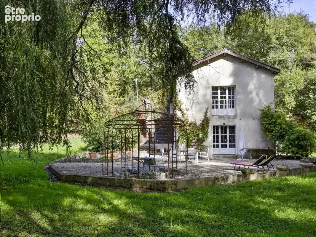 Ancien moulin au bord d'un lac - photo 3