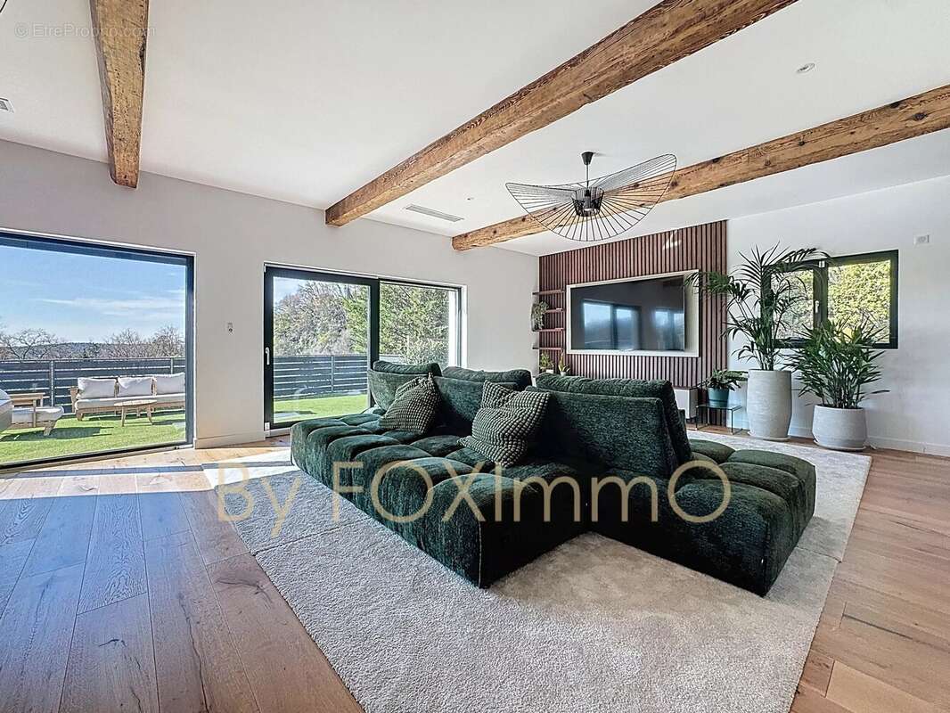 Limte  Vence, villa rénovée 300 m² – 5 suites – Piscine – Position dominante – Bien rare sur le secteur - photo 2