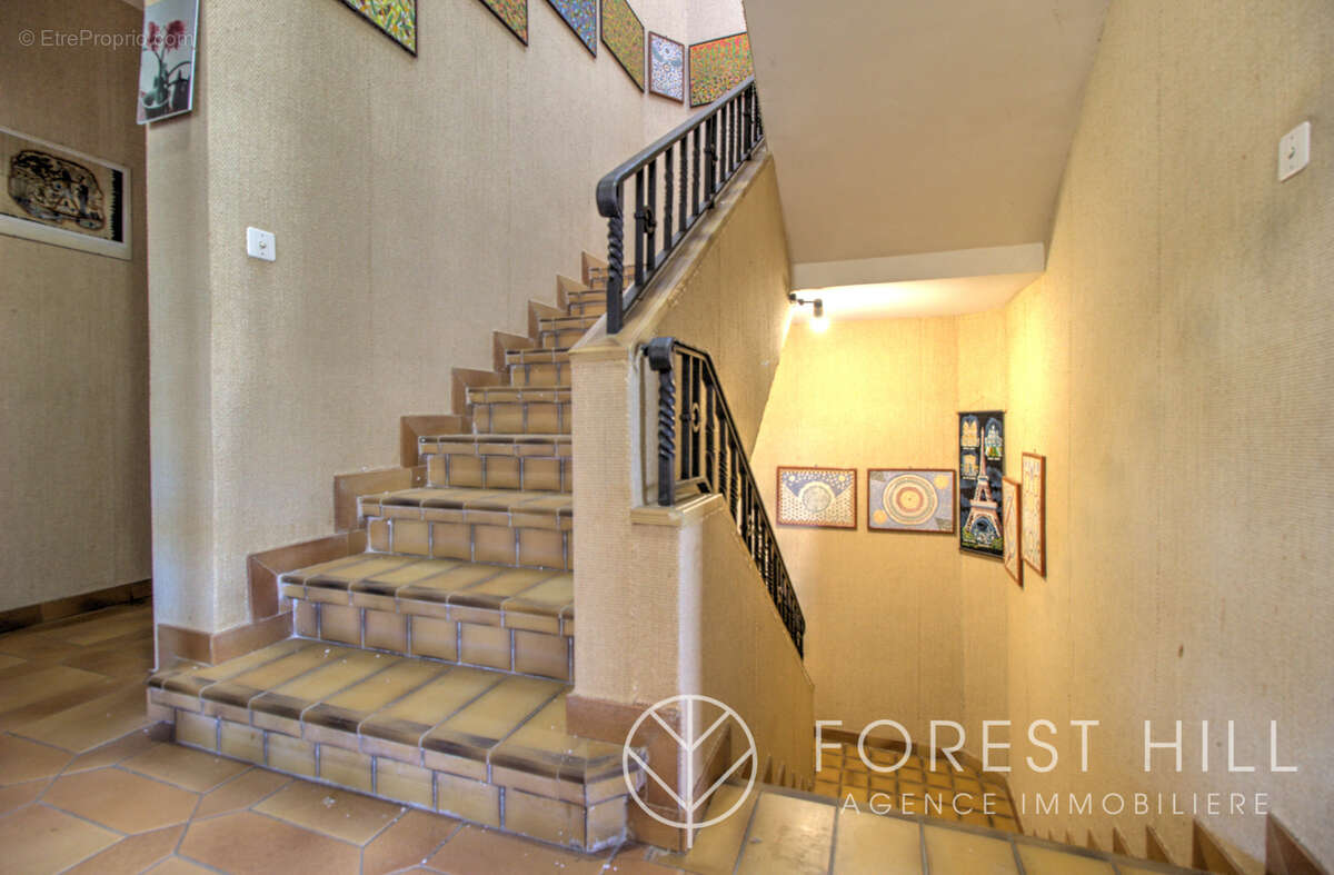 Maison 4 faces   fort potentiel, grand garage et terrain - photo 5