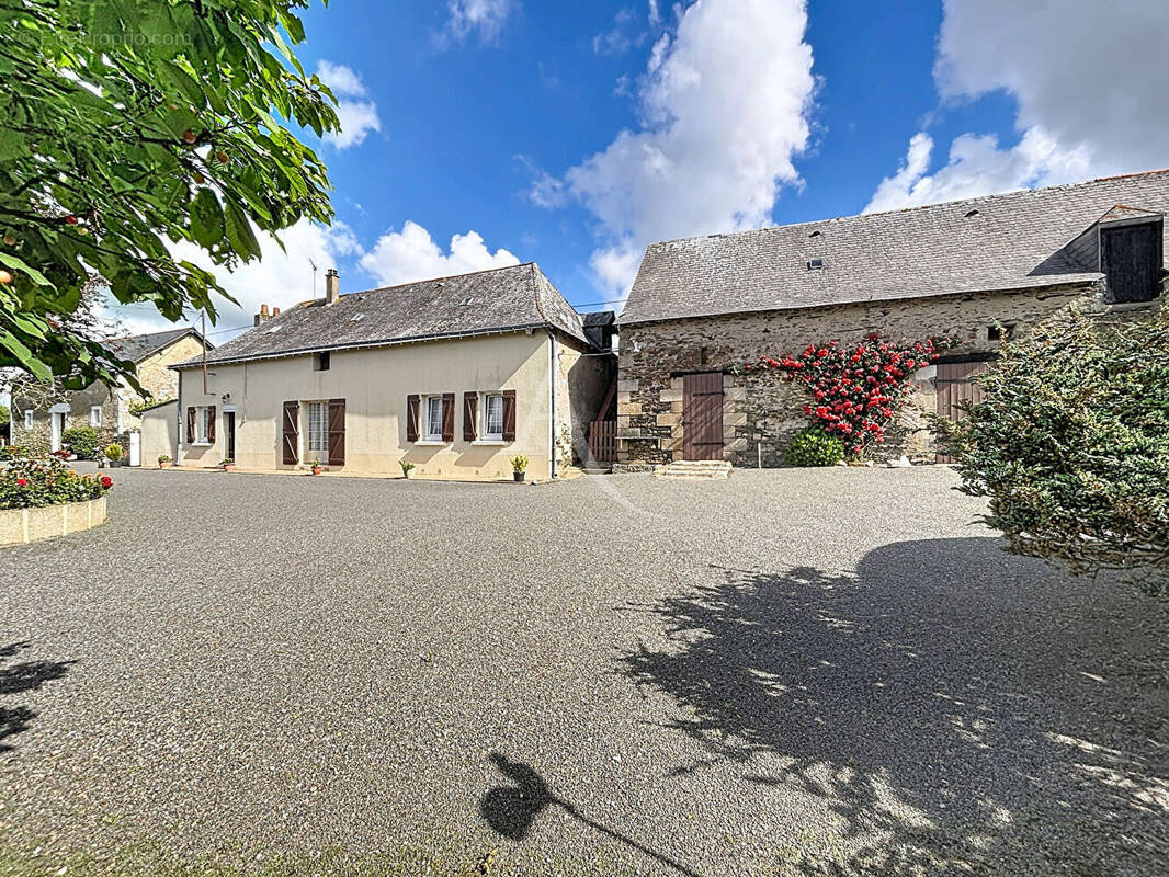 Maison à BECON-LES-GRANITS