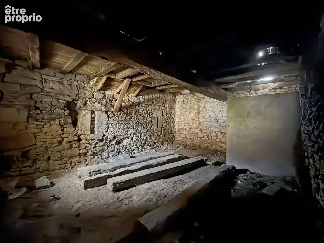  Authentique ancien chais en pierre à rénover – Charme et potentiel au cœur d’un hameau paisible - photo 5