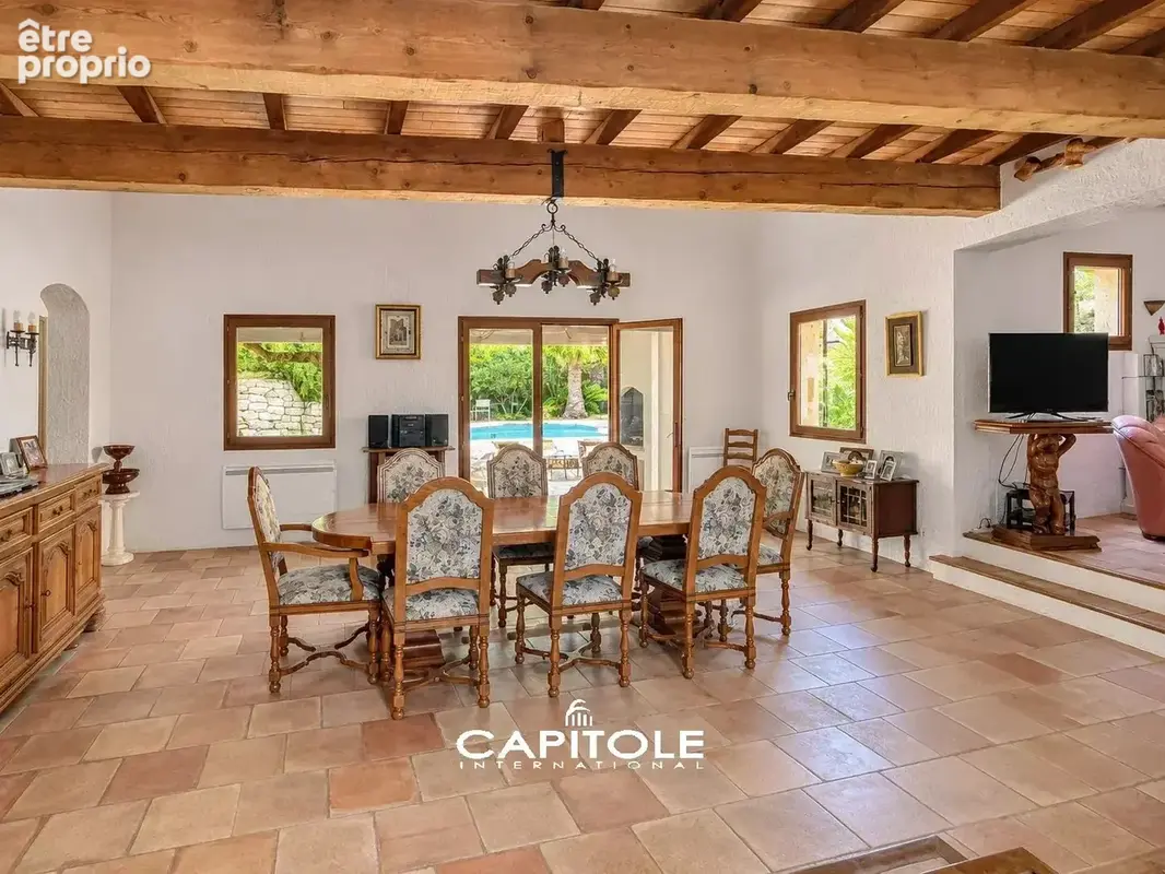 Antibes - Villa Provençale 6 pièces d'env. 188 m² avec un 2 pièces indépendant, terrain de 1 525 m² avec piscine,  pool house et - photo 8