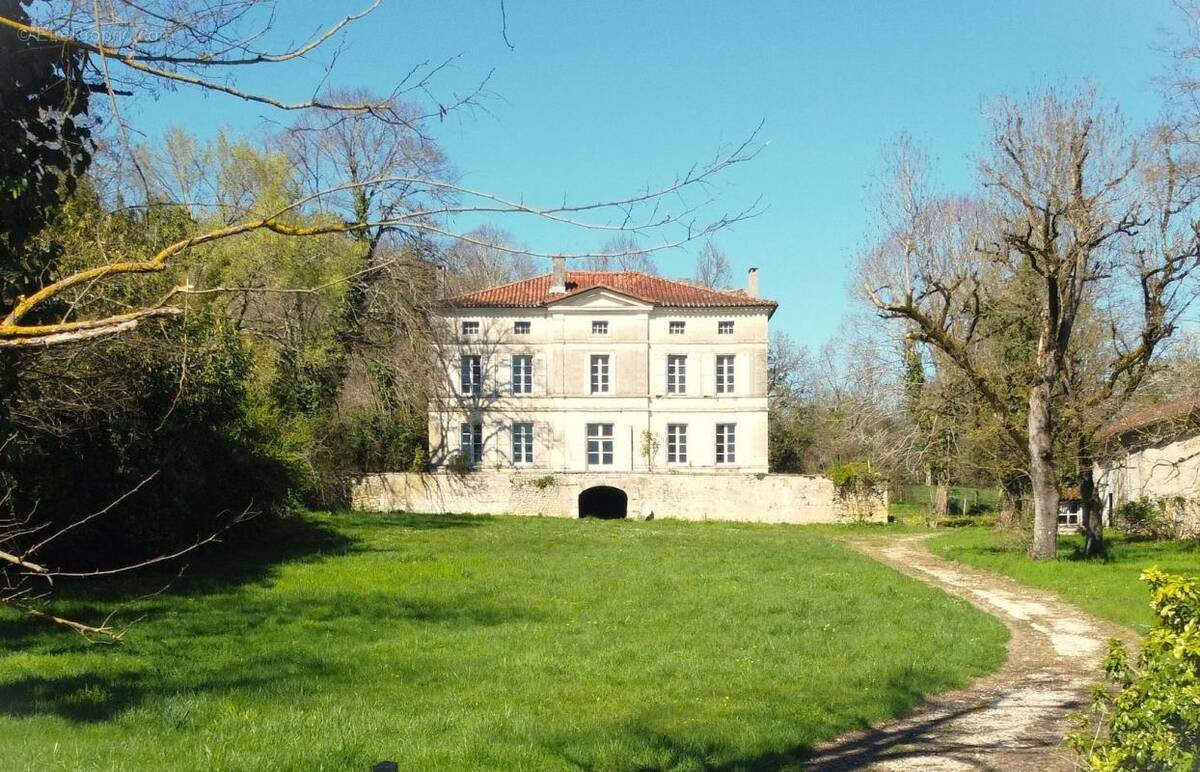 Maison à VILLEBOIS-LAVALETTE