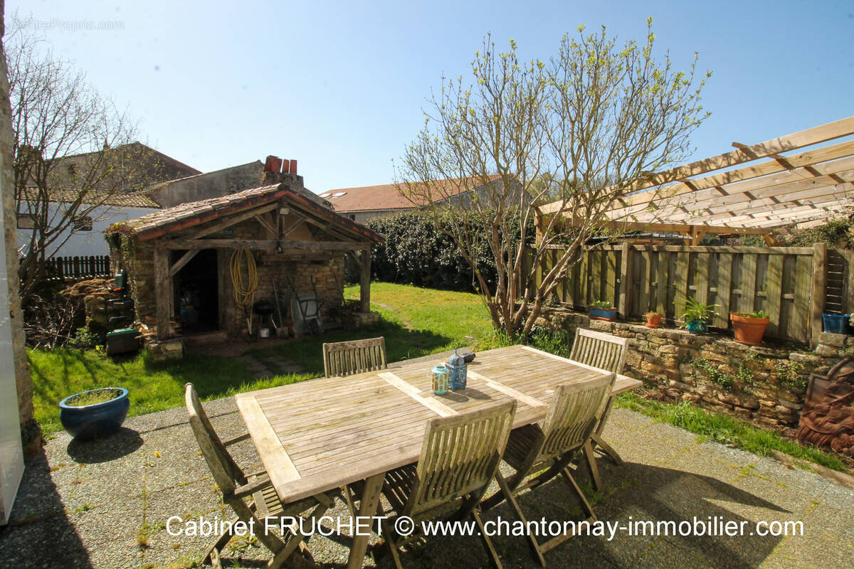 CHANTONNAY - Jolie maison ancienne dans environnement calme - photo 2