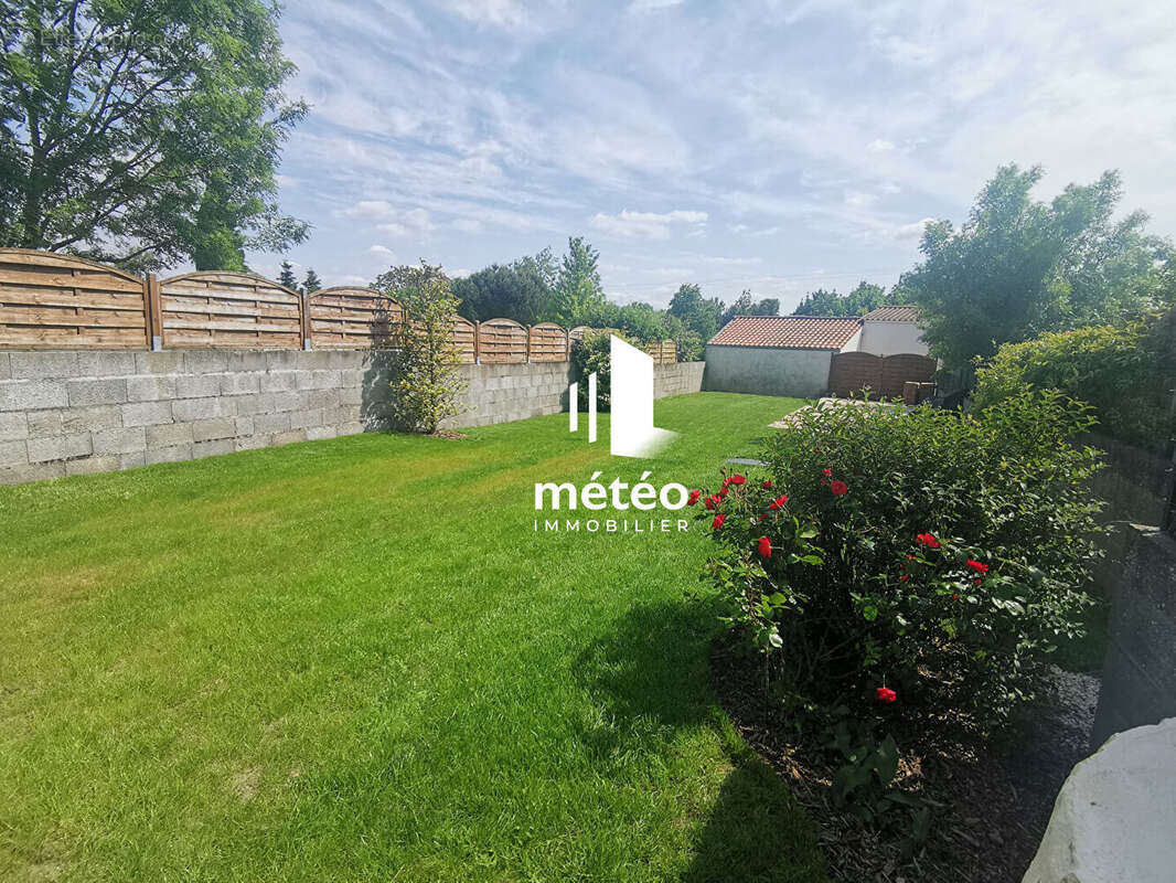 Maison à SAINTE-GEMME-LA-PLAINE