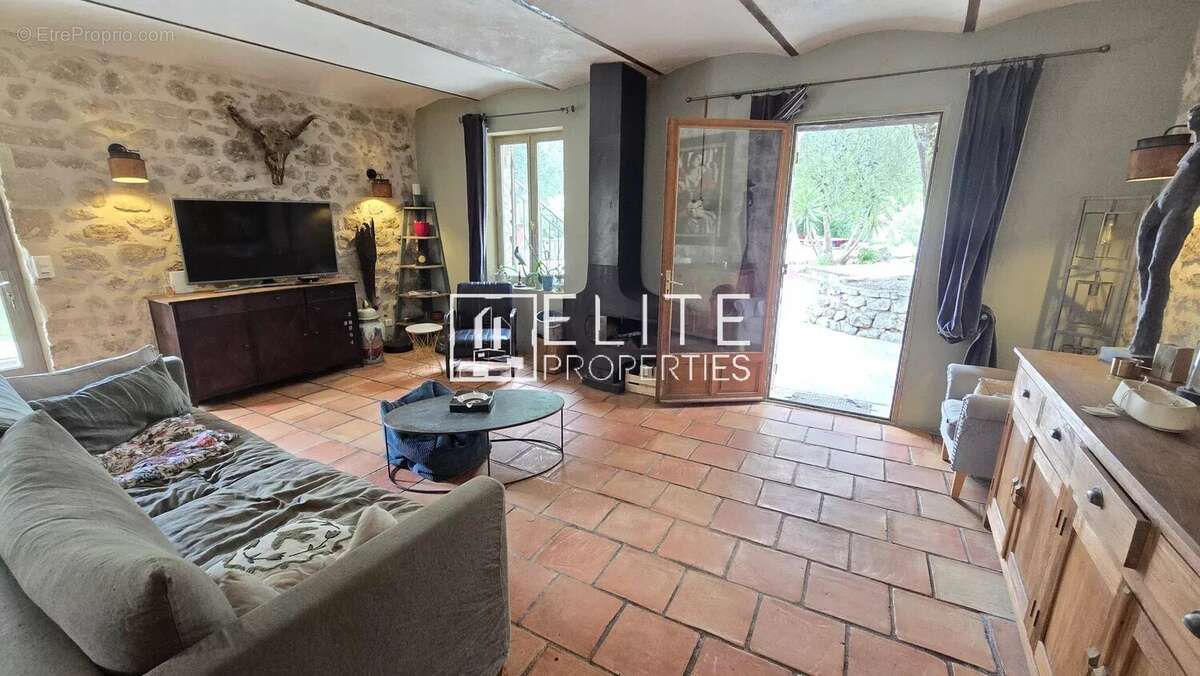 Maison en pierre 233m² & piscine + dépendances - grasse - photo 5