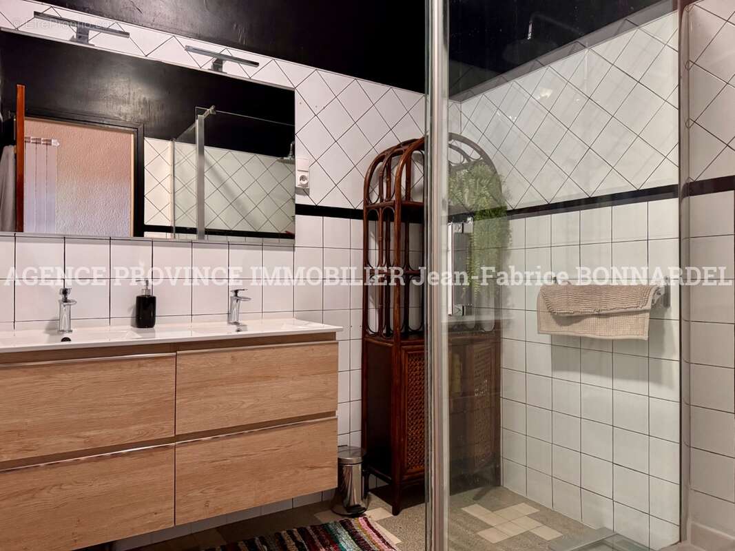 Maison à SAINTE-CECILE-LES-VIGNES