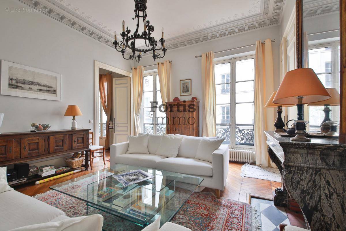 Appartement à PARIS-8E