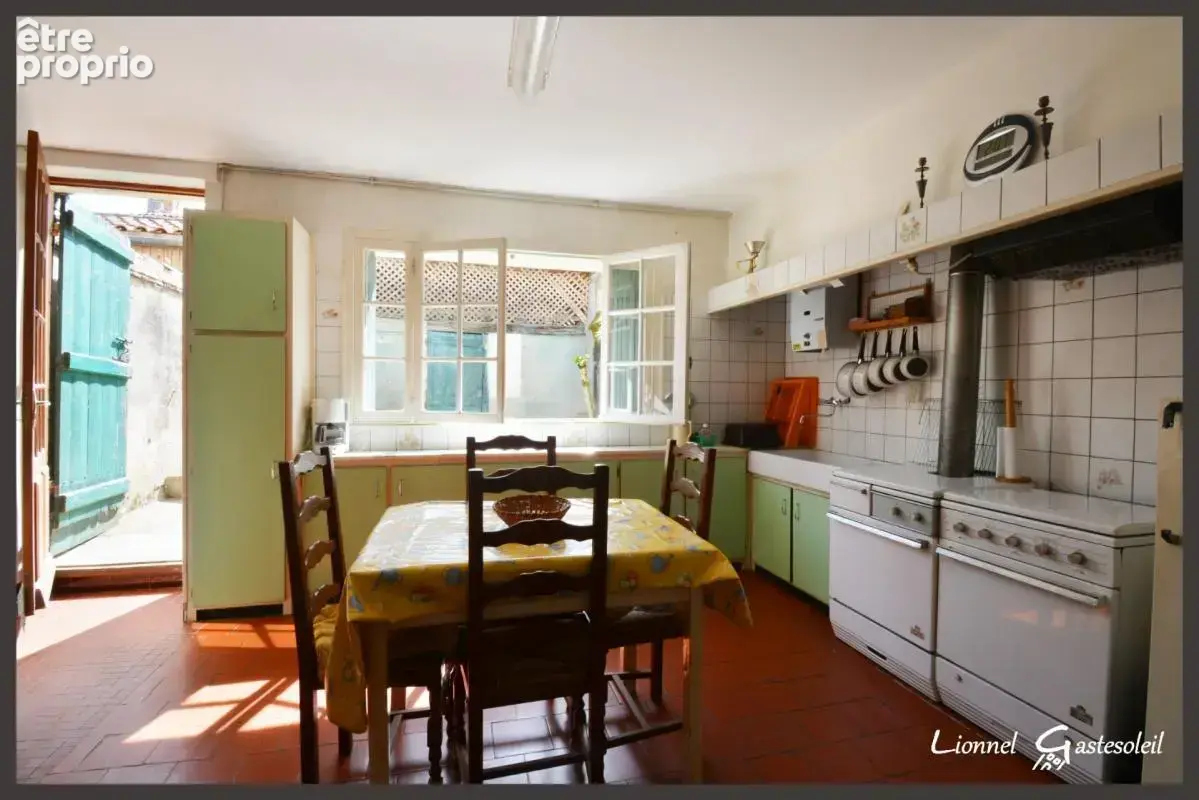 Maison de ville à vendre à rénover 2 chambres avec cour et petite dépendance à SAINTE FOY LA GRANDE (33) - photo 2