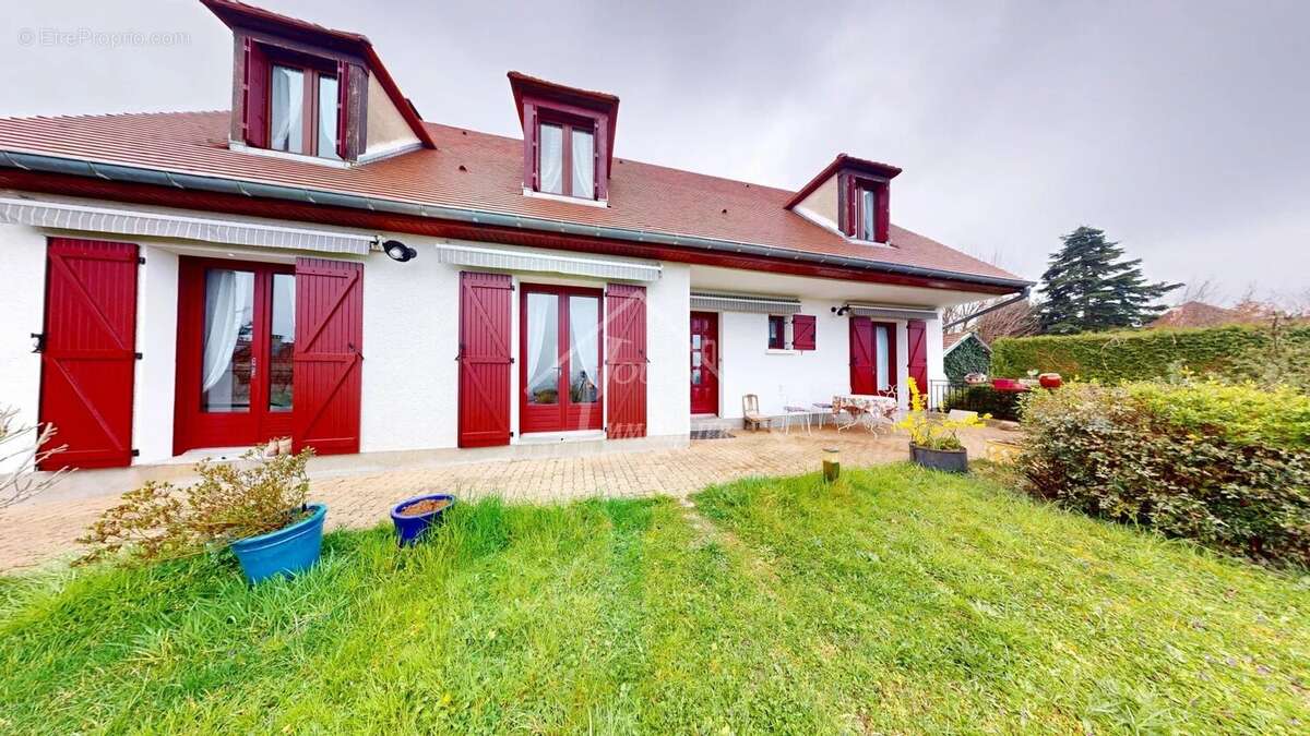 Maison à CREUZIER-LE-VIEUX