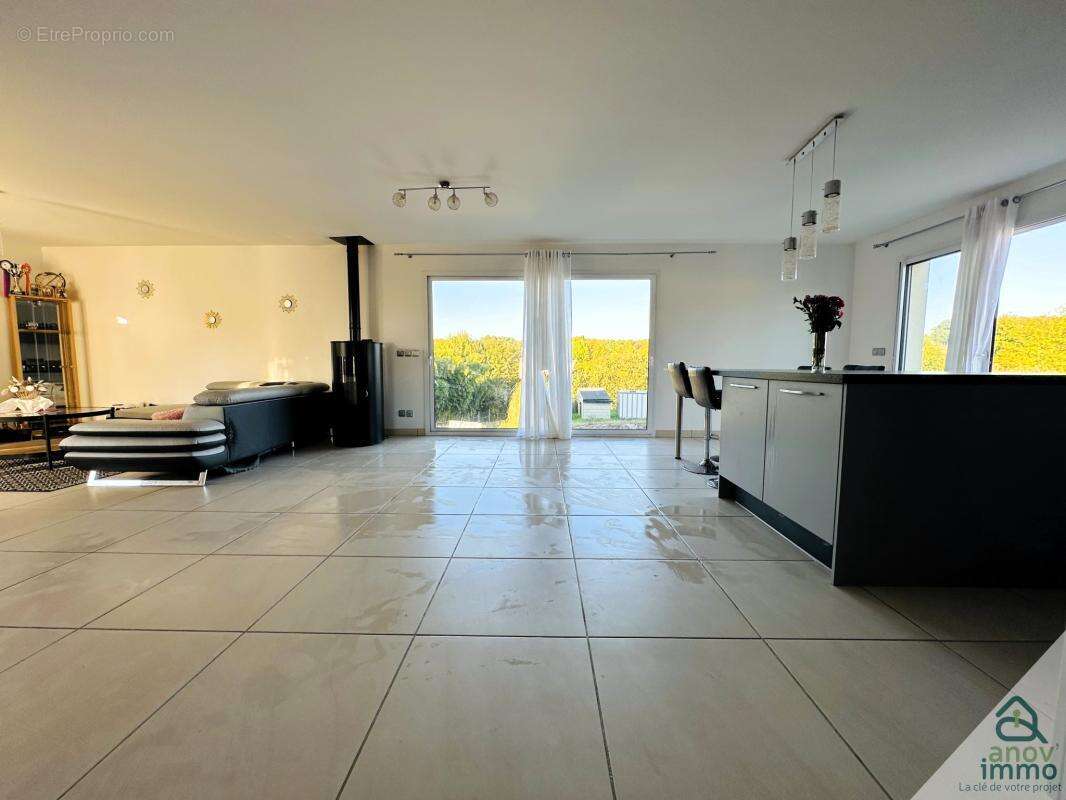 Maison à ROULLET-SAINT-ESTEPHE