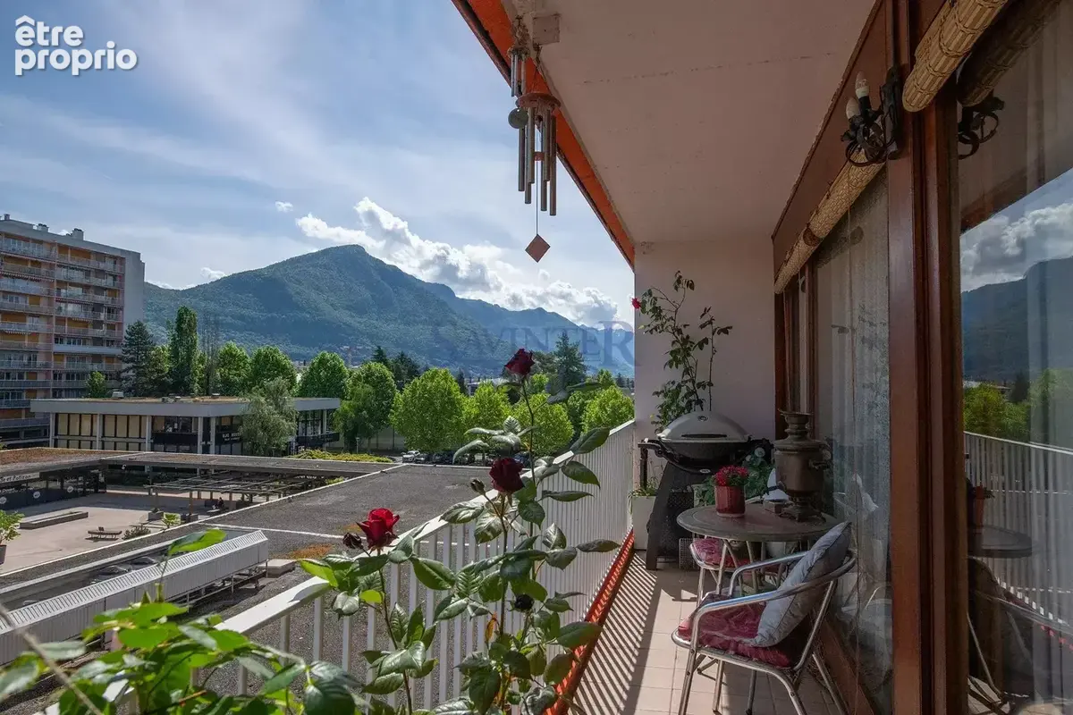 Lumineux T4, rénové, grands balcons, vue montagne. Libre de suite. - photo 1