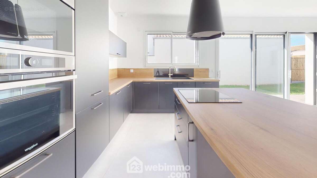 Cuisine avec électroménager. - Maison à SAINT-HILAIRE-LA-FORET