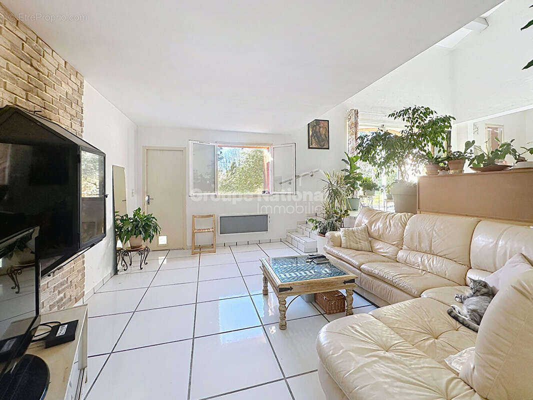 Maison à SAINT-CEZAIRE-SUR-SIAGNE