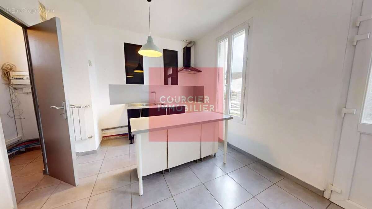 Maison à LE MESNIL-SAINT-DENIS