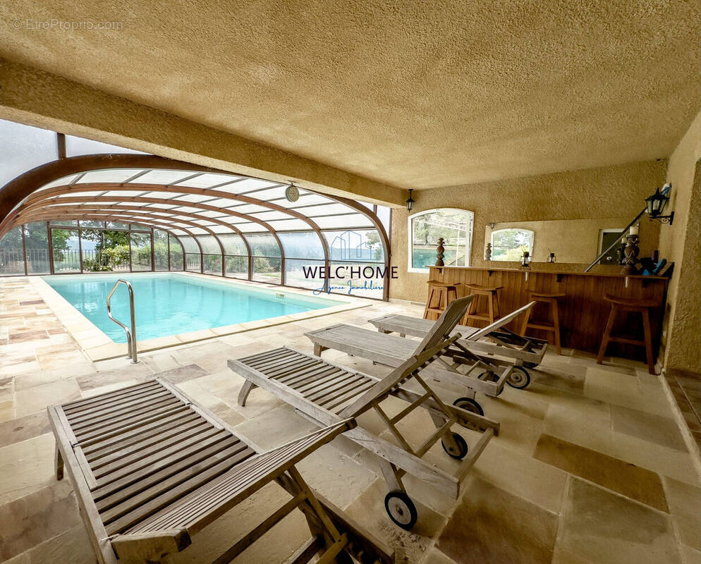 Piscine - Maison à REGUSSE