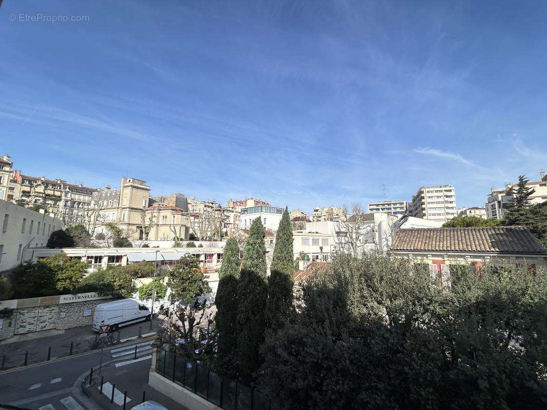 A vendre 13008 T3 traversant avec terrasse et parking - photo 3