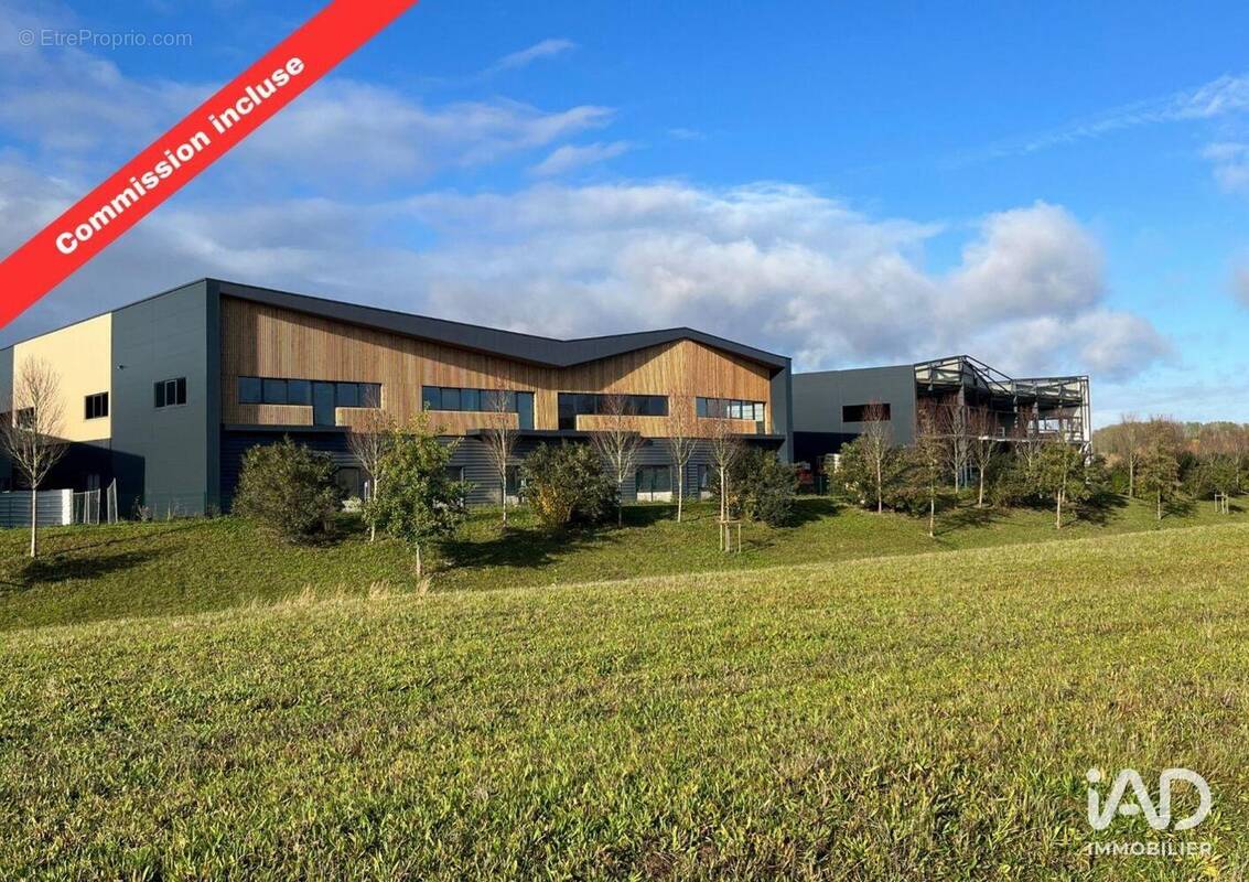 Photo 1 - Commerce à MOISSY-CRAMAYEL