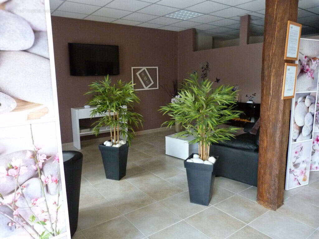 Appartement 800 m² à Uzein  - photo 2