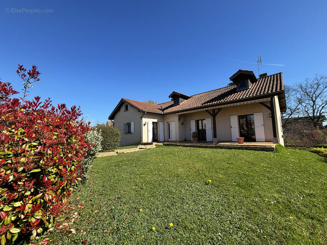 Maison à BAGE-LE-CHATEL