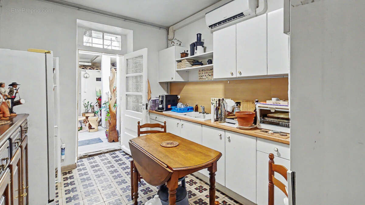 Mouriès, immeuble mixte de 240 m² avec deux logements et local commercial . - photo 10