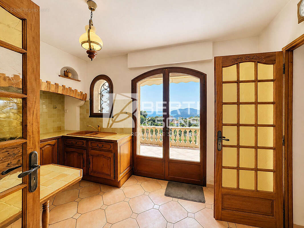 Mandelieu - vue mer - secteur recherche - villa 175 m² avec 4 chambres - piscine - garage triple  sur terrain de 2250m²  - fort  - photo 6