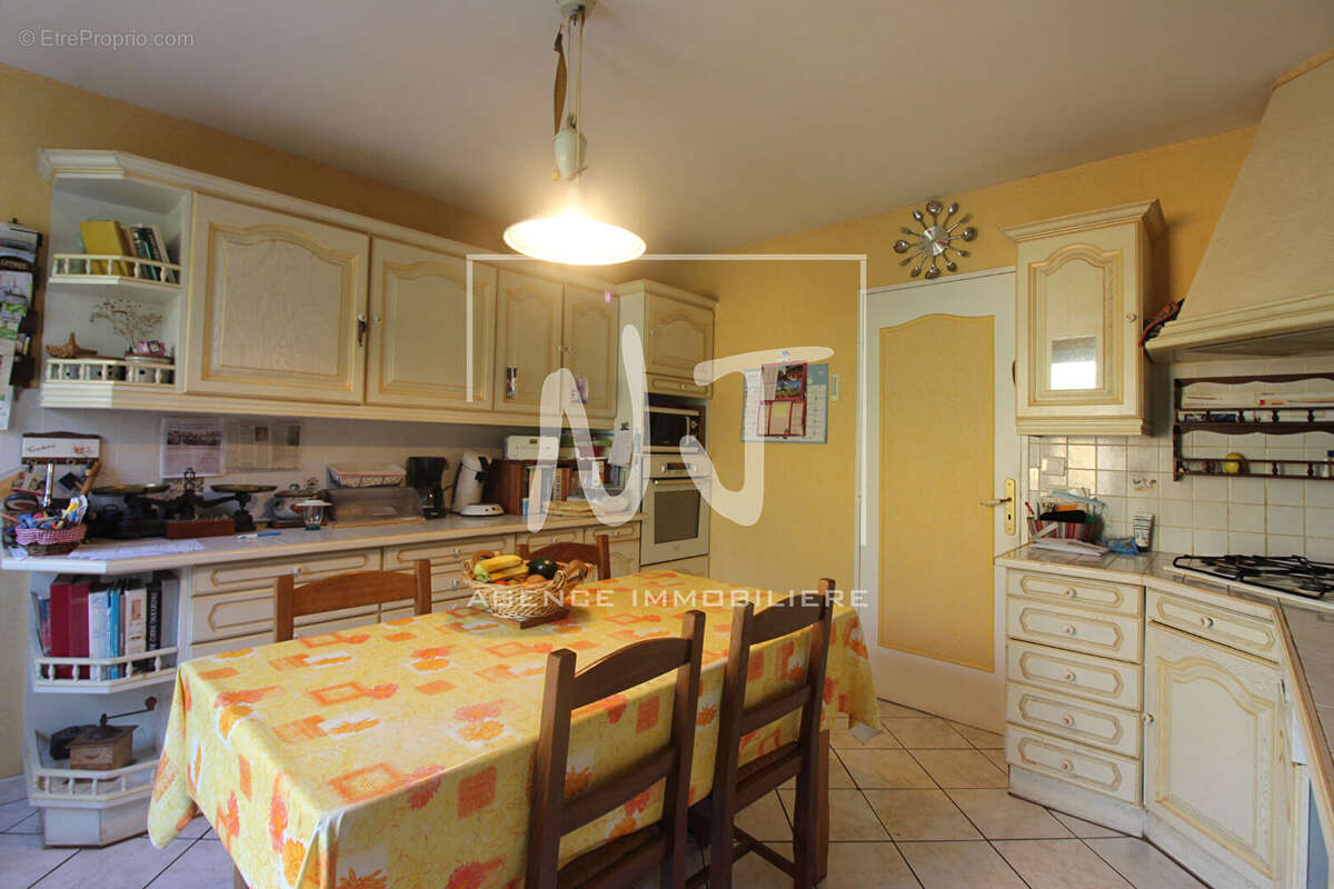 Maison à vendre à Mozé sur Louet avec jardin et garage - photo 5