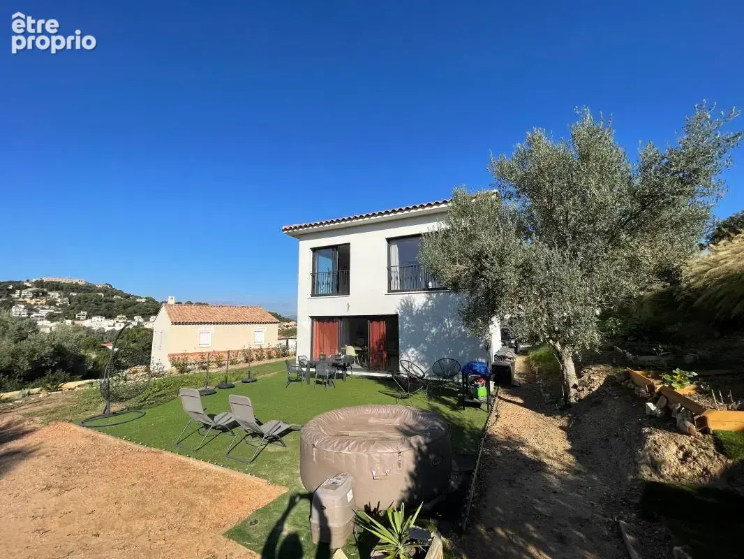 A vendre la seyne sur mer 83500 limite six-fours  villa recente 2 chambres jarin vue degagee - photo 3