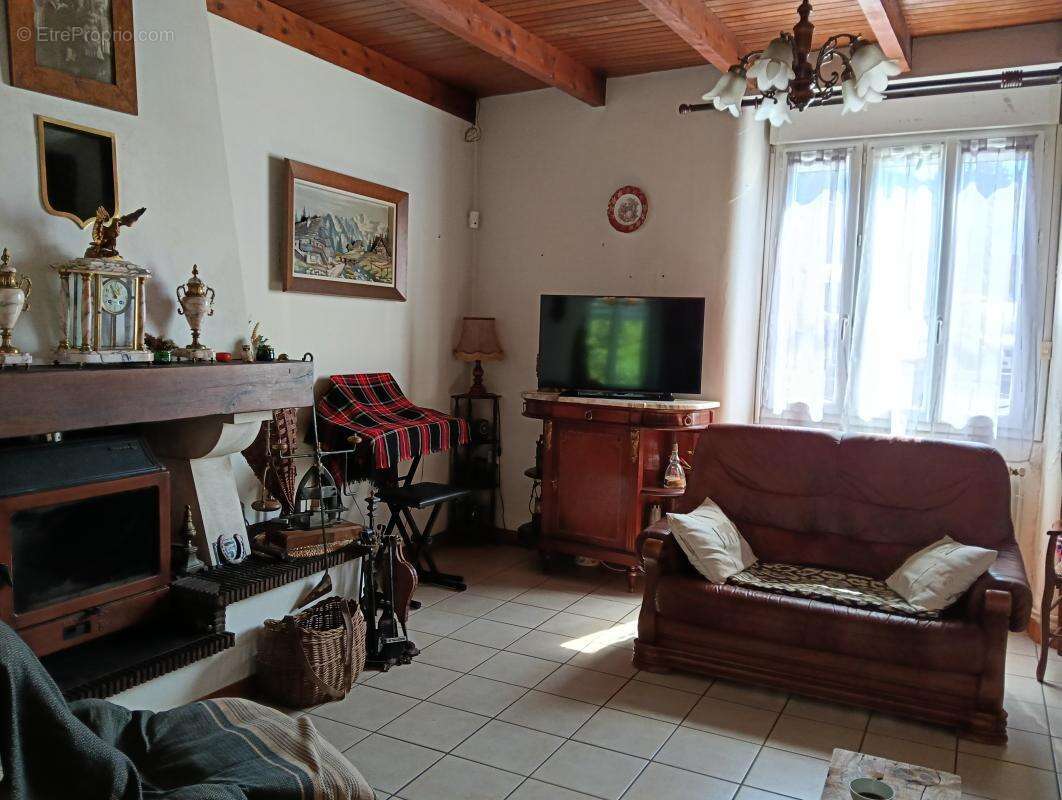 Maison en Pierres, 5 Chambres, 2 Salles d'eau, 2 Garages et un jardin - photo 4