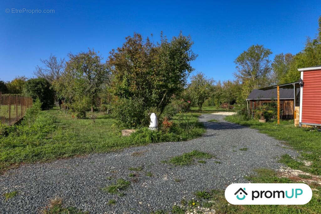 Terrain à LA CHAPELLE-SAINT-LAURIAN