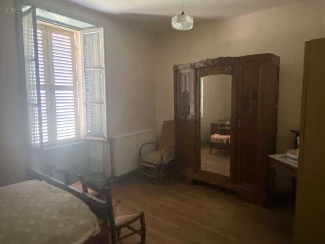 Maison à SAINT-CYR-LES-CHAMPAGNES