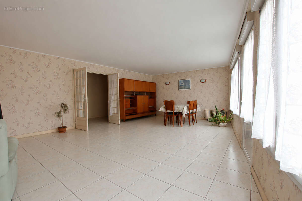Vouillé, maison de village à rénover - photo 7
