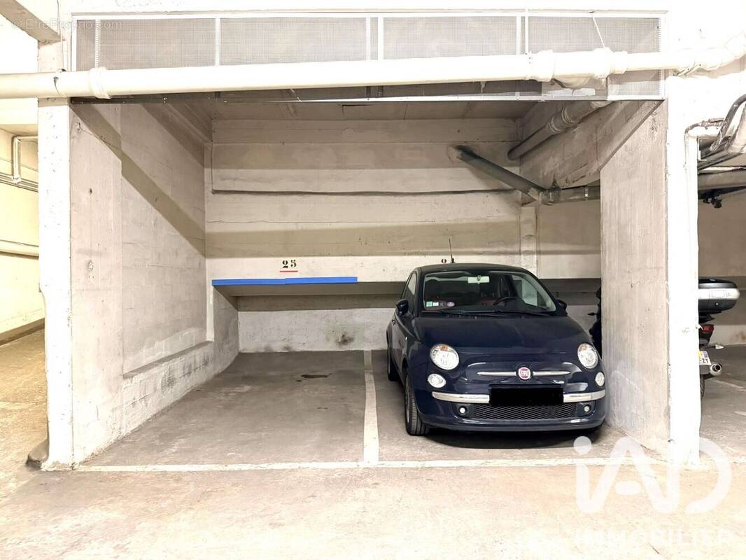 Photo 1 - Parking à PARIS-7E