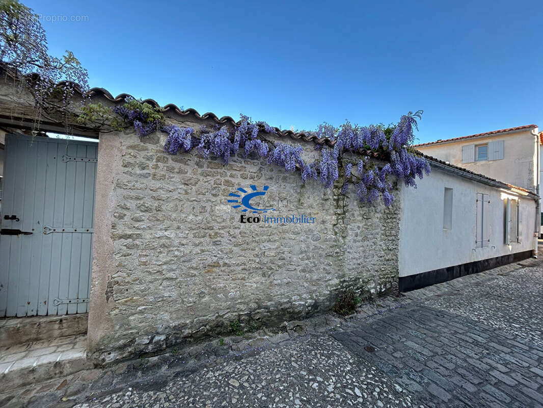 La flotte maison de bourg 3 chambres+bureau cour et patio - photo 2