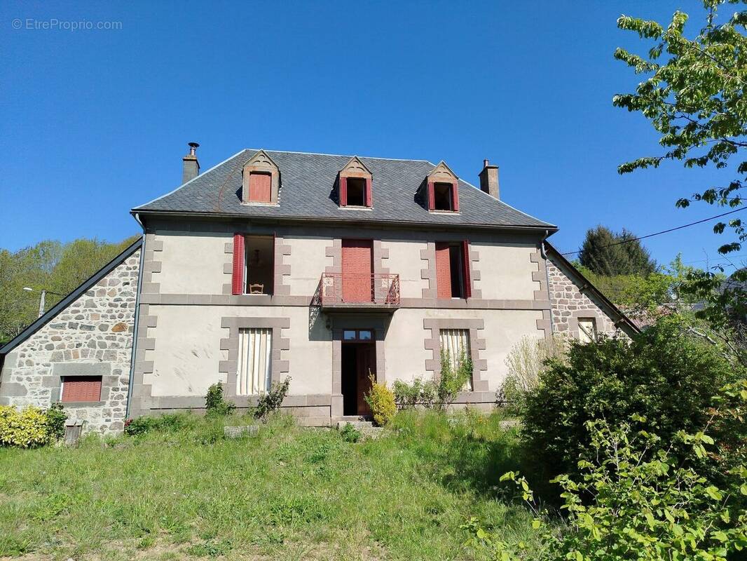 Maison à BESSE-ET-SAINT-ANASTAISE