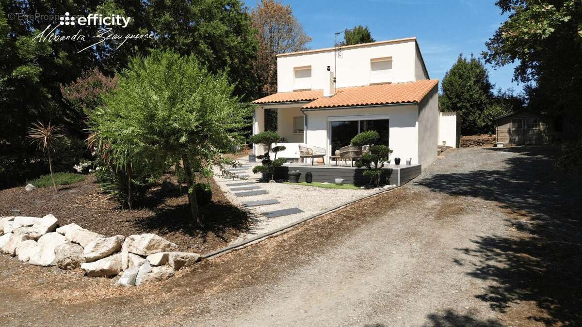 Maison 94 m² à Vouille  - photo 2