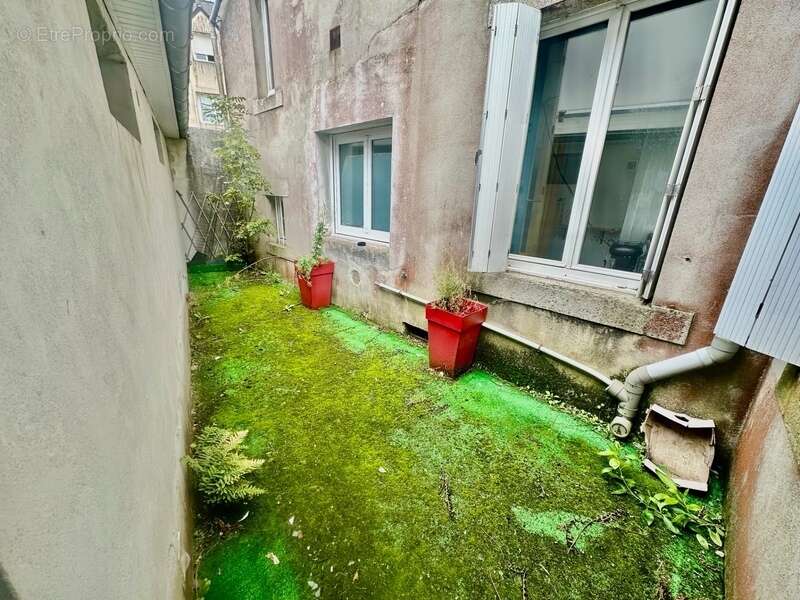 Commerce à CHATEAUNEUF-DU-FAOU