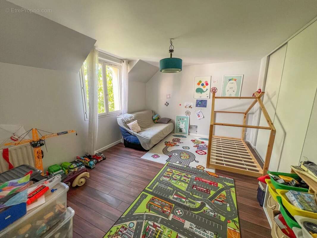 Maison à LE MESNIL-SAINT-DENIS