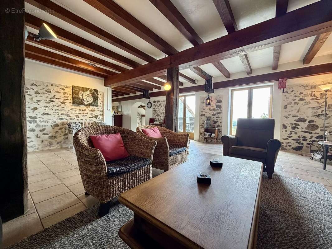 Grand ensemble, entièrement isolé avec 1,4 hectare à vendre près de Remilly - photo 7